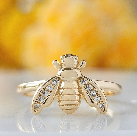 Adorable Honey Bee ring with gold finish, Charmed Aroma Collection - Picture 4 of 5